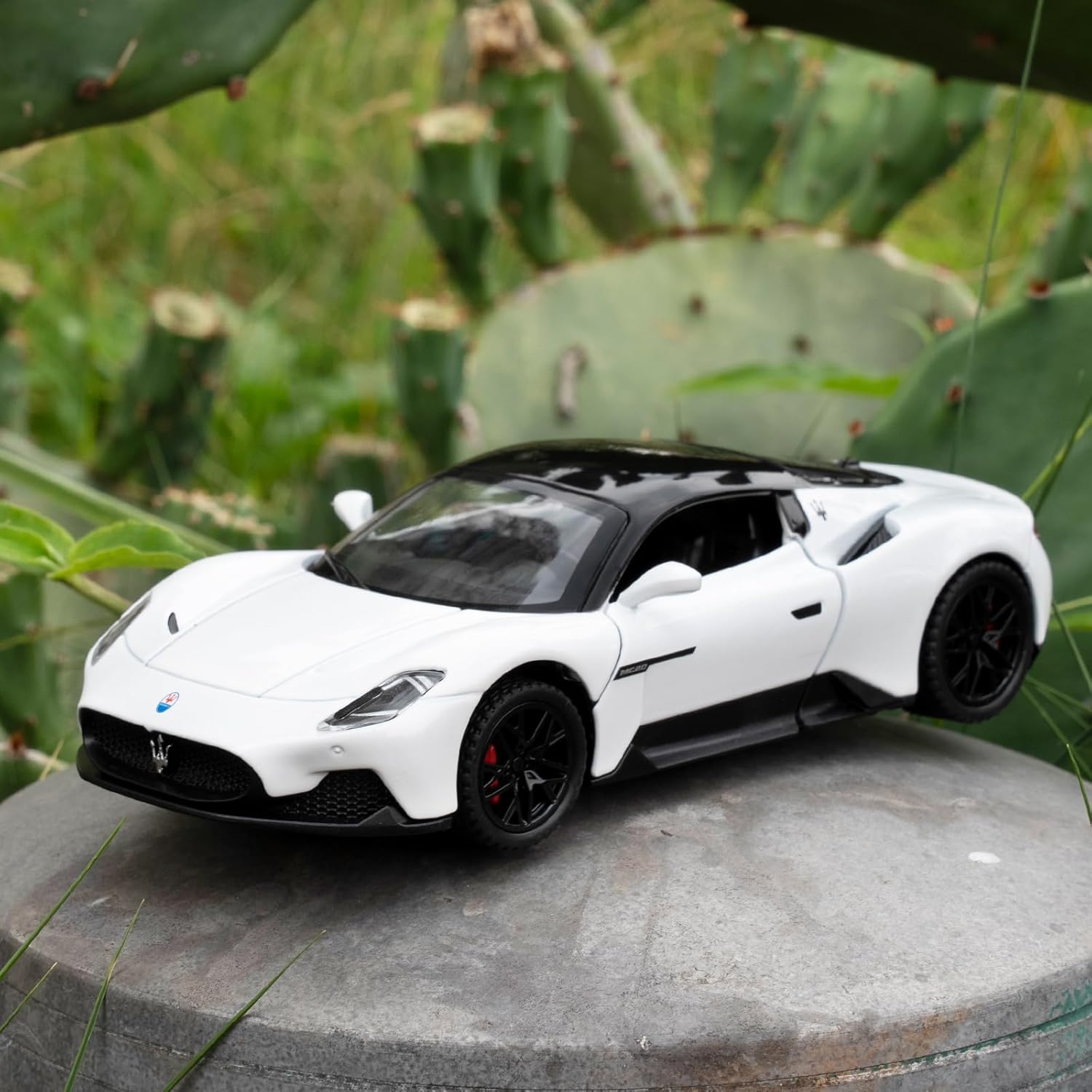 1/32 Maserati MC20 Alloy Model car, Model Toy with Pull Back Function, Toy car That Makes Sound and Bright Light, Model Toy for Collection, Gift for Kids (White)