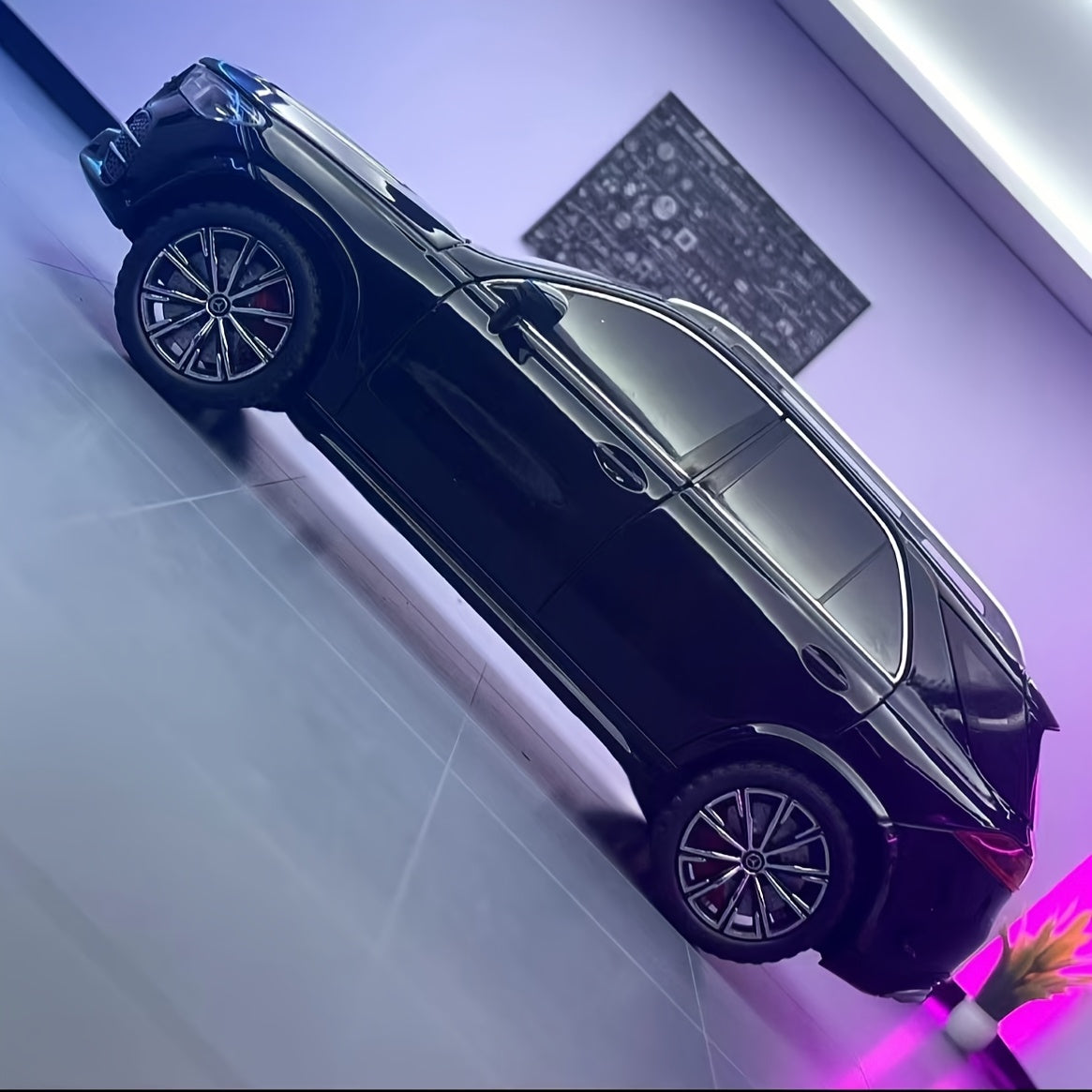1:24 Scale Metal Alloy Car Model with Pull-Back Operation, Perfect Collectible Gift, Black Color