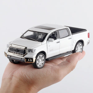 Toy Pickup Trucks for Boys 1/32 Tundra Diecast Cars Model，Zinc Alloy Toy Pickup Truck，with Sound and Light、Pull Back，Birthday Gifts for Kids Ages 3 Year and UP（White）